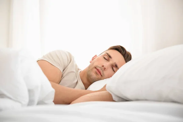 Hombre Guapo Durmiendo Cama Casa — Foto de Stock