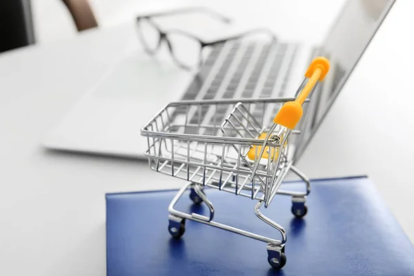 Small Cart Laptop Table Internet Shopping Concept — Stock Photo, Image