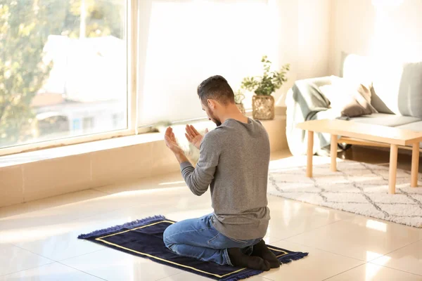 Fiatal Muszlim Férfi Imádkozik Otthon — Stock Fotó