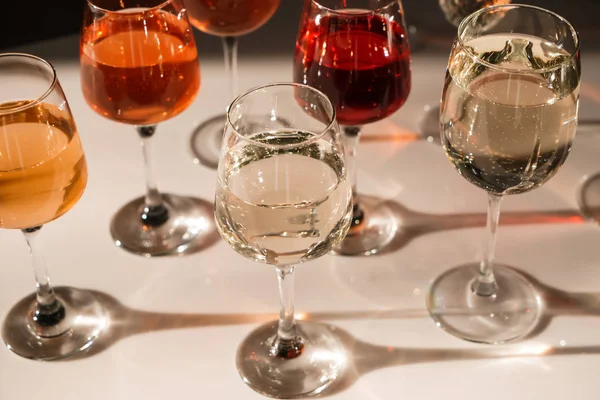 Glazen Verschillende Wijn Tafel — Stockfoto