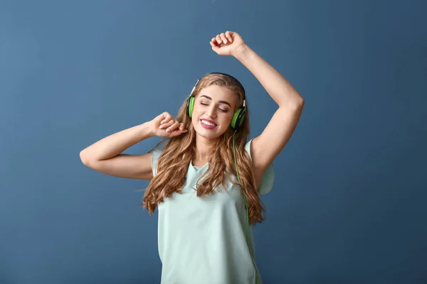 Bella Giovane Donna Che Ascolta Musica Sfondo Colori — Foto Stock