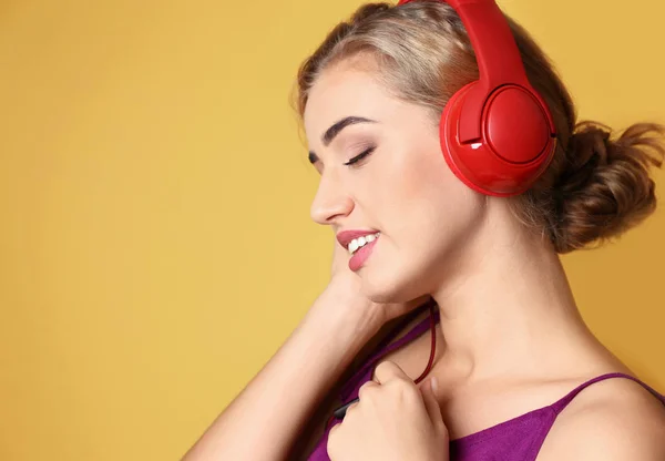 Belle Jeune Femme Écoutant Musique Sur Fond Couleur — Photo