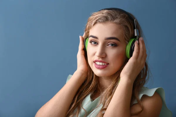 Hermosa Joven Escuchando Música Sobre Fondo Color —  Fotos de Stock