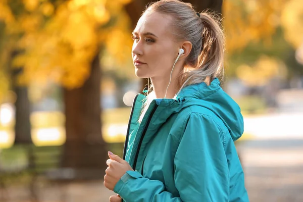 Sporty Young Woman Training Autumn Park — Stock Photo, Image