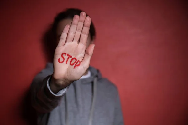 Kvinna Med Ordet Stop Skriven Hennes Handflata Mot Färgbakgrund Korruption — Stockfoto