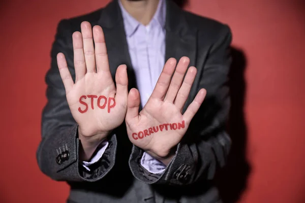 Kvinna Med Texten Stoppa Korruption Skriven Hennes Handflator Mot Färg — Stockfoto