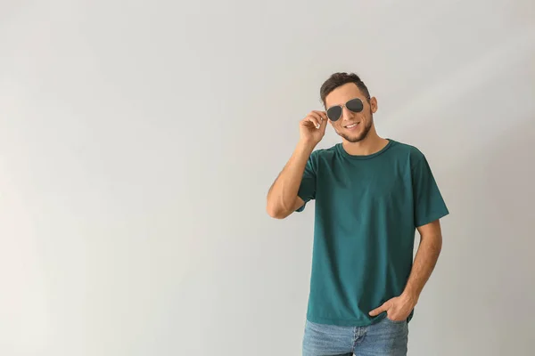 Hombre Joven Elegante Camiseta Sobre Fondo Blanco — Foto de Stock