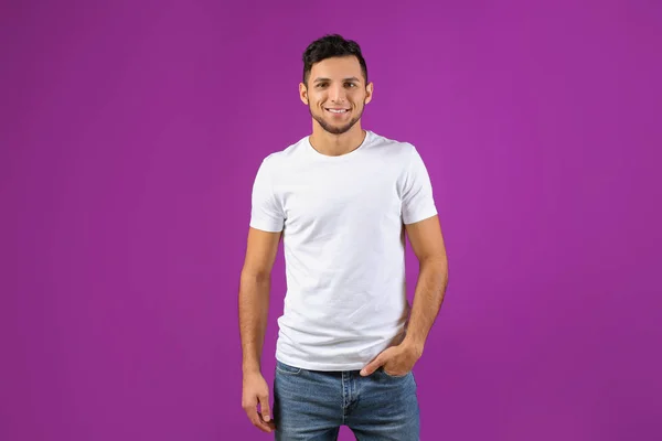 Hombre Joven Elegante Camiseta Sobre Fondo Color — Foto de Stock