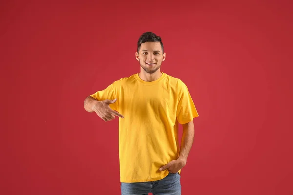 Hombre Joven Elegante Camiseta Sobre Fondo Color — Foto de Stock