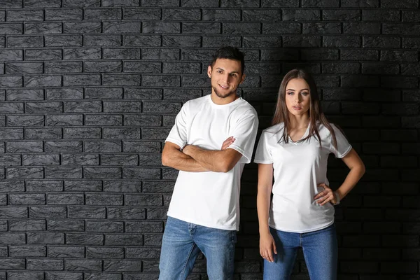 Joven Hombre Mujer Elegantes Camisetas Contra Pared Ladrillo Oscuro — Foto de Stock