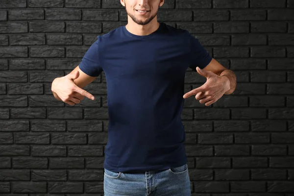 Hombre Joven Elegante Camiseta Contra Pared Ladrillo Oscuro — Foto de Stock