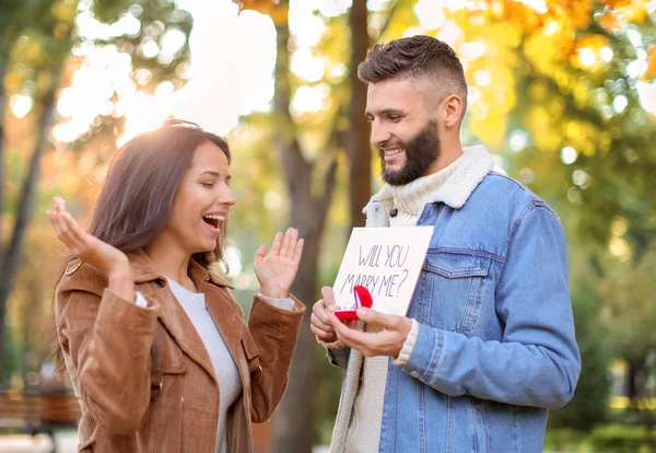 Jeune Homme Demandant Mariage Son Bien Aimé Dans Parc Automne — Photo