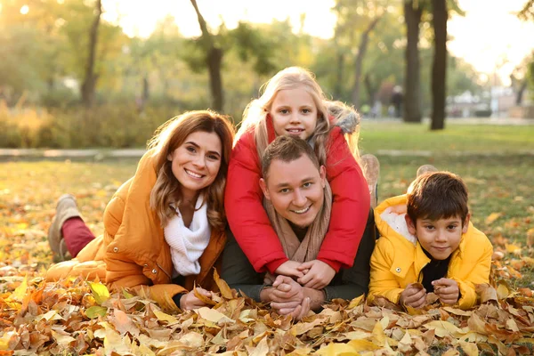 Portret Szczęśliwej Rodziny Jesiennym Parku — Zdjęcie stockowe