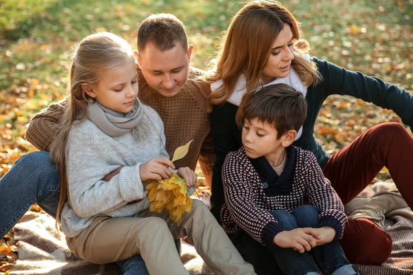 Portret Szczęśliwej Rodziny Jesiennym Parku — Zdjęcie stockowe