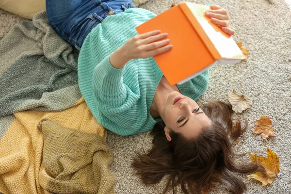 Hermosa Joven Leyendo Libro Suelo Casa — Foto de Stock