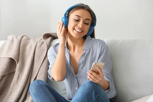 Hermosa Mujer Escuchando Música Casa —  Fotos de Stock