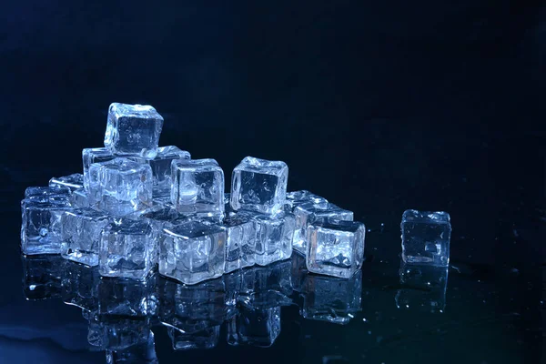 暗い背景に氷のキューブ — ストック写真