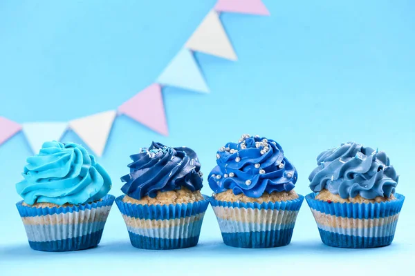 Renkli arkaplanda Lezzetli Doğum günü Kekleri