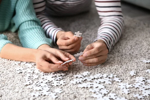 Young Couple Assembling Puzzle Floor Home — Stock Photo, Image
