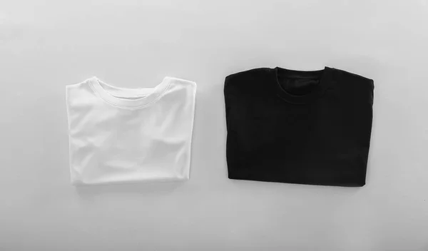 Leere Shirts Auf Weißem Hintergrund — Stockfoto