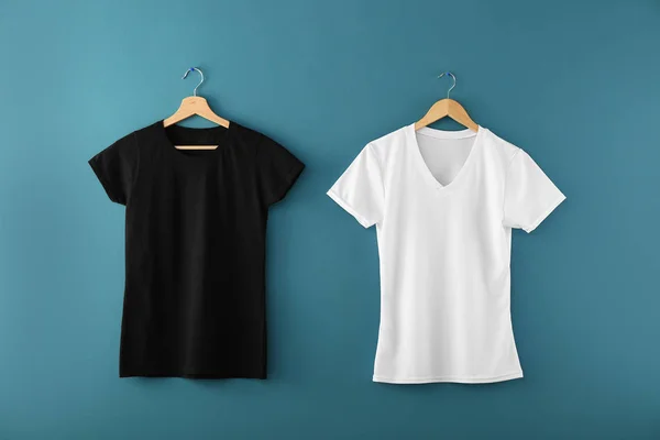 Hangers Met Lege Shirts Kleur Achtergrond — Stockfoto