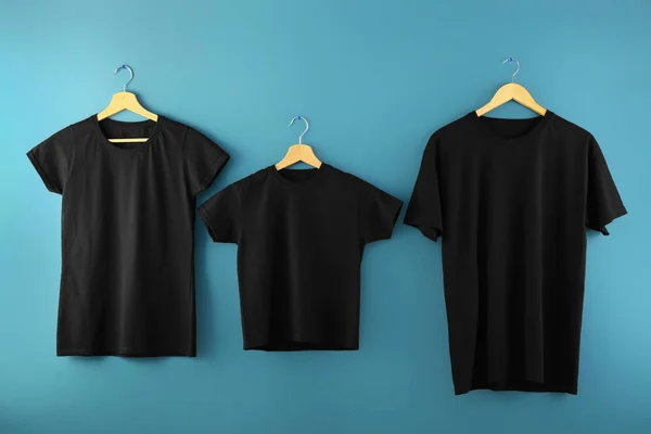 Hangers Met Lege Shirts Kleur Achtergrond — Stockfoto