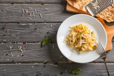 Ahşap masa üzerinde lezzetli makarna ile plaka