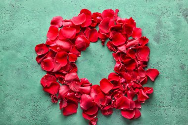 Çerçeve renk arka plan üzerinde kırmızı gül yaprakları yapılmış