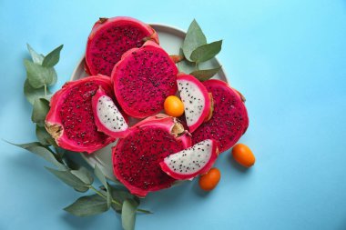 Tasty dragon meyve renk arka plan üzerinde kesmek.