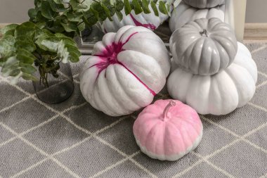 Kattaki odasında boyalı kabaklar