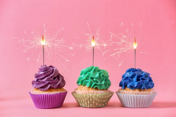 Tasty Cupcakes Sparklers Color Background — Stock Photo, Image