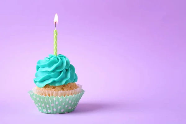 Tasty Cupcake Burning Candle Color Background — Stock Photo, Image