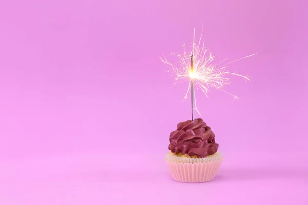 背景色の線香花火とおいしいカップケーキ — ストック写真