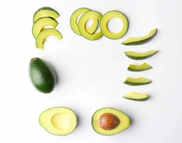 Frame Gemaakt Van Gesneden Avocado Witte Achtergrond — Stockfoto