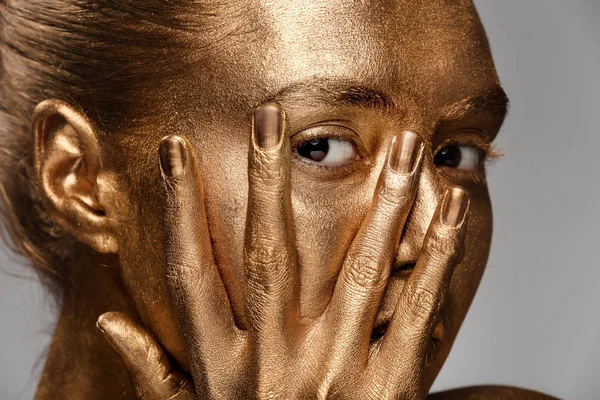 Mooie Jonge Vrouw Met Gouden Verf Haar Lichaam Tegen Grijze — Stockfoto