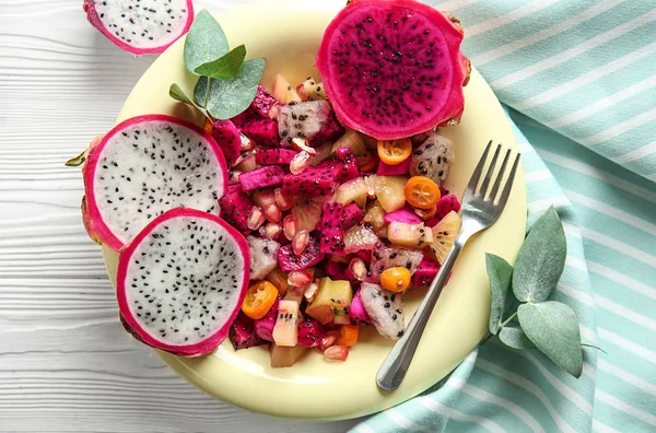 Salade Met Smakelijke Dragon Fruit Plaat — Stockfoto