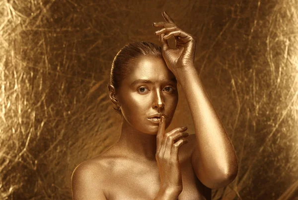 Güzel Genç Kadın Vücudu Parlak Renk Arka Plan Üzerinde Altın — Stok fotoğraf