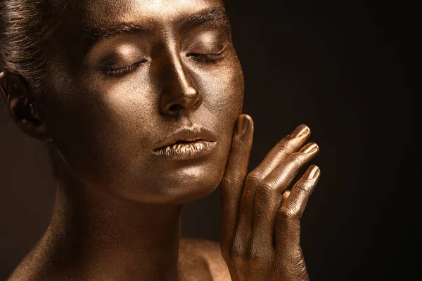 Beautiful Young Woman Golden Paint Her Body Dark Background Closeup — Stock Photo, Image