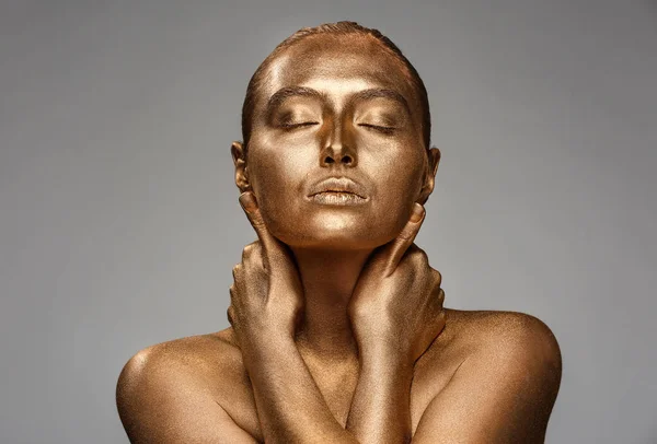 Mulher Bonita Com Tinta Dourada Seu Corpo Contra Fundo Cinza — Fotografia de Stock