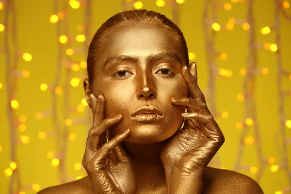 Mulher Bonita Com Tinta Dourada Seu Corpo Contra Luzes Desfocadas — Fotografia de Stock