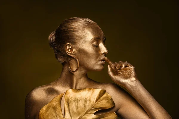 Beautiful Young Woman Golden Paint Her Body Tropical Leaf Dark — Stock Photo, Image