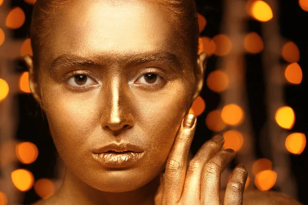 Mooie Jonge Vrouw Met Gouden Verf Haar Lichaam Tegen Intreepupil — Stockfoto