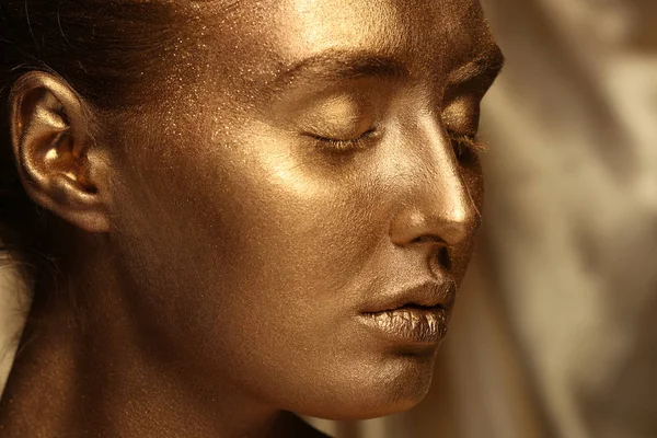 Altın Boya Renk Arka Plan Closeup Karşı Vücudu Üzerinde Olan — Stok fotoğraf