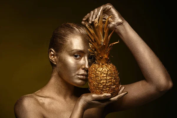 Güzel Genç Kadın Vücudu Ananas Koyu Arka Plan Üzerinde Altın — Stok fotoğraf