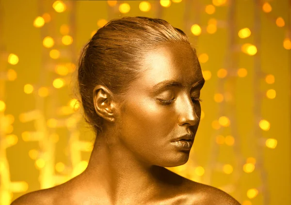 Beautiful Young Woman Golden Paint Her Body Defocused Lights — Stock Photo, Image