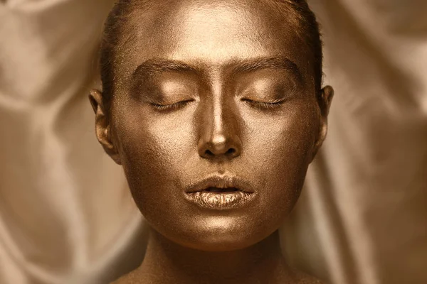 Mulher Bonita Com Tinta Dourada Seu Corpo Contra Fundo Cor — Fotografia de Stock