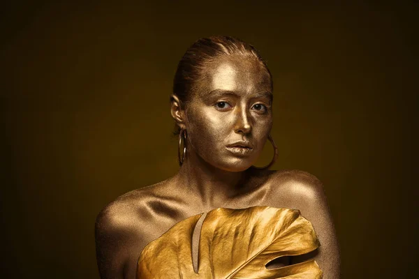 Beautiful Young Woman Golden Paint Her Body Tropical Leaf Dark — Stock Photo, Image