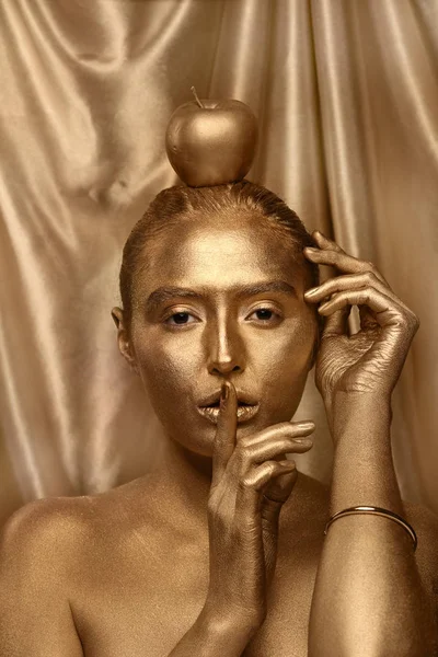 Güzel Genç Kadın Vücudu Elma Renk Arka Plan Üzerinde Altın — Stok fotoğraf