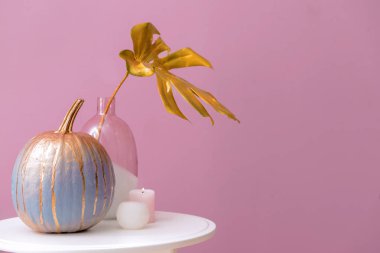 Beyaz masaya mumlar yanan ile boyalı kabak