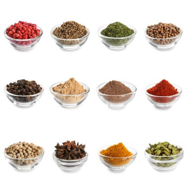 Beyaz arka plan üzerinde kase içinde farklı baharatlar